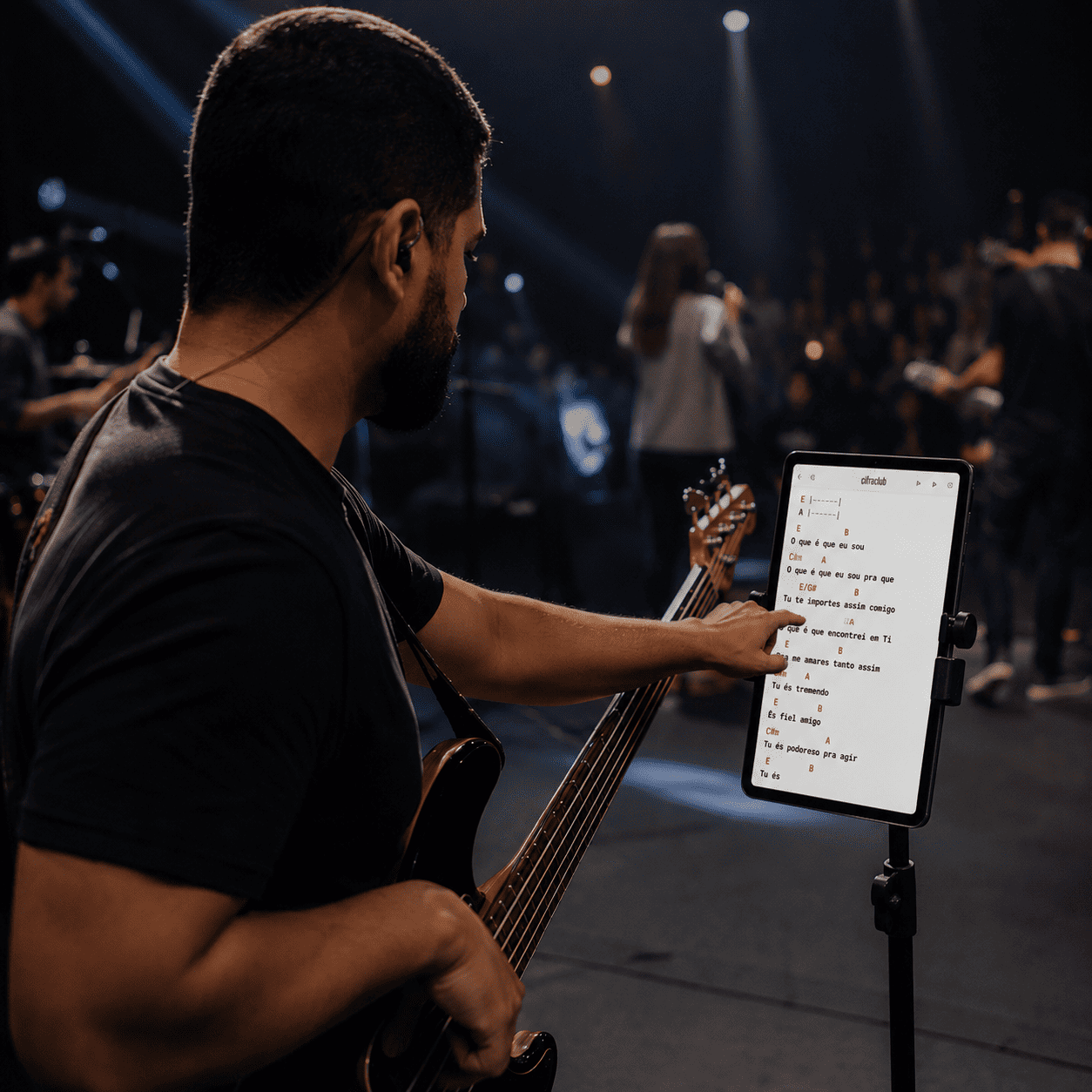 Músico parando de tocar para rolar a cifra manualmente