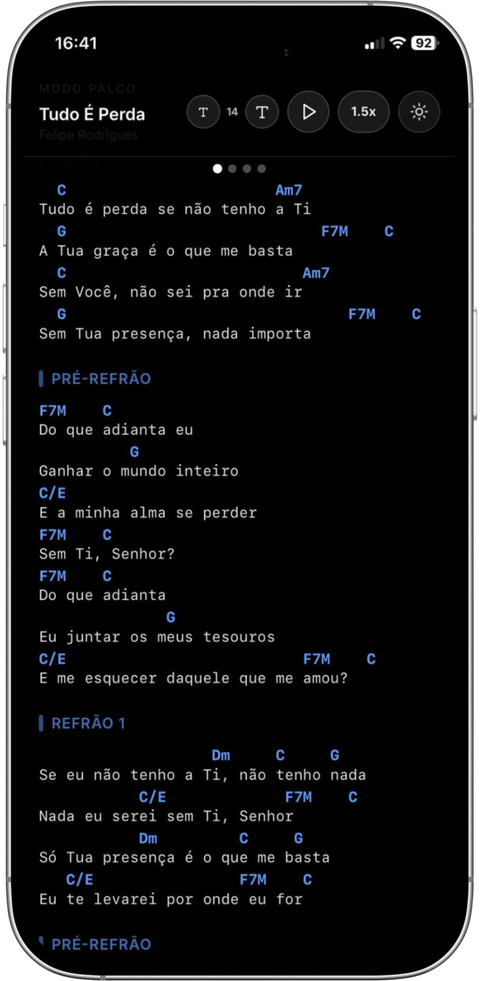Modo Palco do SmartCifra com tela escura e navegação simples